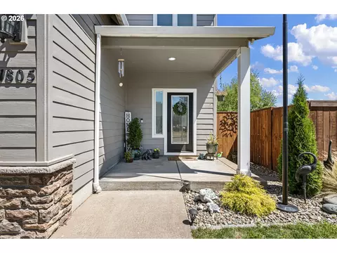 Exterior - 1805 Enchantment Dr, Eugene, OR 97402 photo 3 of 9