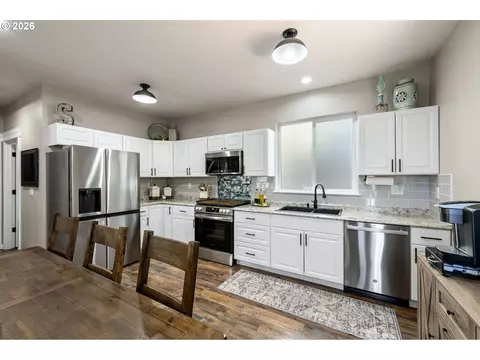 Kitchen - 1805 Enchantment Dr, Eugene, OR 97402 photo 3 of 4