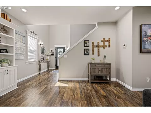 Entry Way - 1805 Enchantment Dr, Eugene, OR 97402 photo 6 of 8