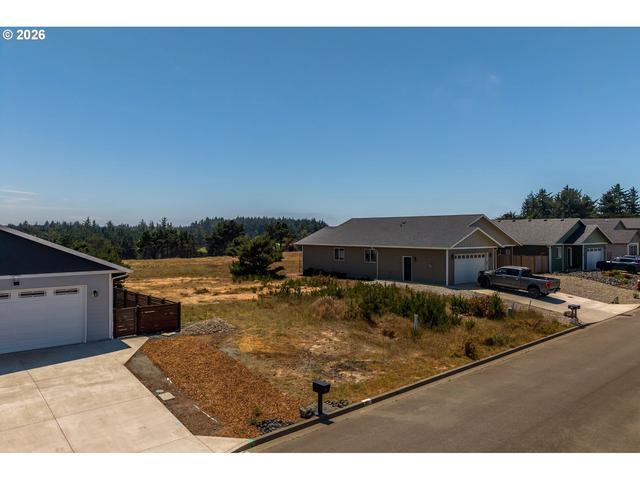 753 Seacrest Dr, Bandon, OR 97411