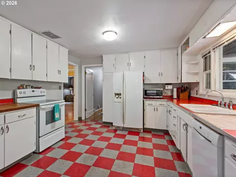 Kitchen - 15905 SE Ruby Dr, Milwaukie, OR 97267 photo 3 of 4