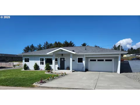 1244 Moore St, Brookings, OR 97415