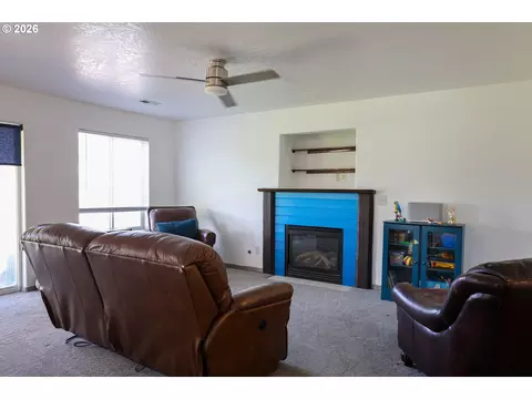 Living - 415 E Browning Ave, Hermiston, OR 97838 photo 3 of 3