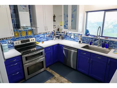 Kitchen - 415 E Browning Ave, Hermiston, OR 97838 photo 2 of 2