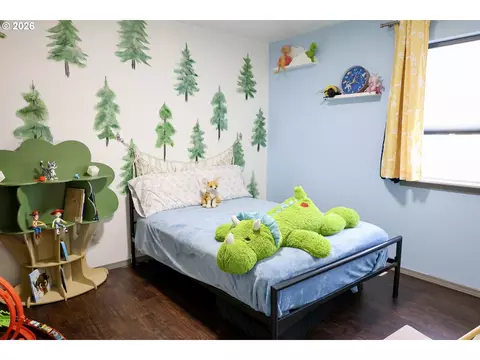 Bedroom - 415 E Browning Ave, Hermiston, OR 97838 photo 2 of 2