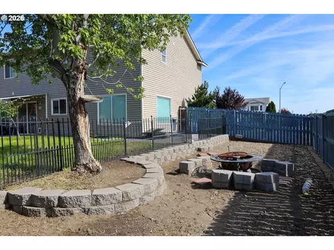 Exterior - 415 E Browning Ave, Hermiston, OR 97838 photo 5 of 6