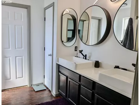 Bath - 415 E Browning Ave, Hermiston, OR 97838 photo 2 of 4