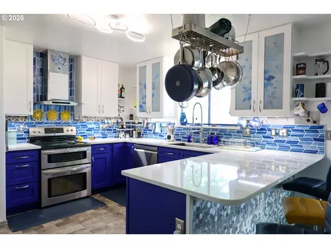 Kitchen - 415 E Browning Ave, Hermiston, OR 97838 photo 1 of 2