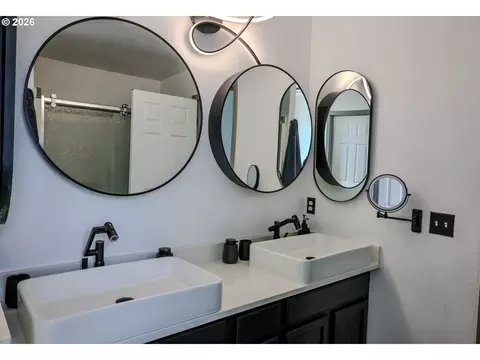 Bath - 415 E Browning Ave, Hermiston, OR 97838 photo 1 of 4