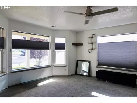 Living - 415 E Browning Ave, Hermiston, OR 97838 photo 1 of 3