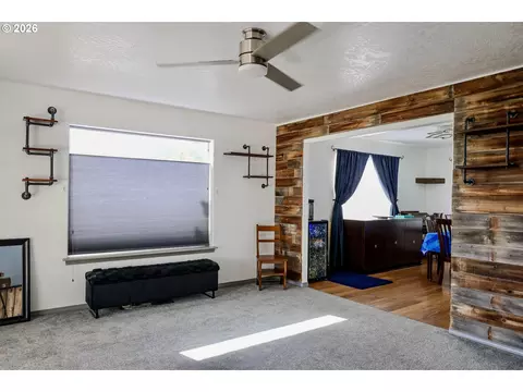 Living - 415 E Browning Ave, Hermiston, OR 97838 photo 2 of 3