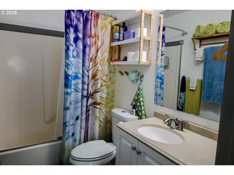 Bath - 415 E Browning Ave, Hermiston, OR 97838 photo 3 of 4