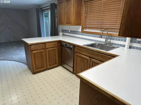 Kitchen - 9150 SW Apache Dr, Tualatin, OR 97062 photo 3 of 3