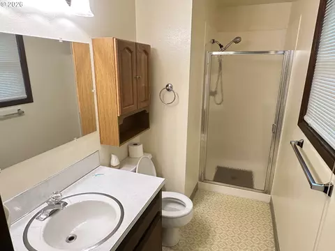 Bath - 9150 SW Apache Dr, Tualatin, OR 97062 photo 1 of 3