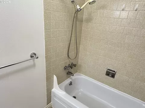 Bath - 9150 SW Apache Dr, Tualatin, OR 97062 photo 3 of 3