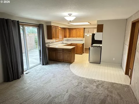 Living - 9150 SW Apache Dr, Tualatin, OR 97062 photo 4 of 4