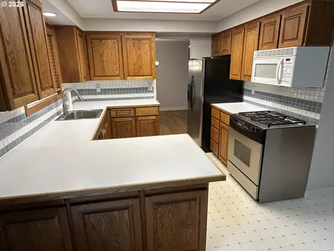 Kitchen - 9150 SW Apache Dr, Tualatin, OR 97062 photo 2 of 3