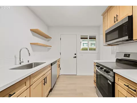 Kitchen - 635 NE Dallas St, Camas, WA 98607 photo 3 of 7