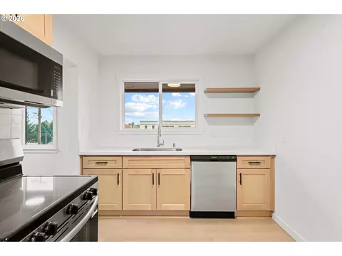 Kitchen - 635 NE Dallas St, Camas, WA 98607 photo 6 of 7