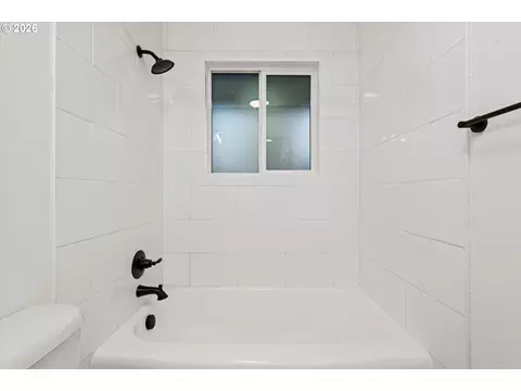 Bath - 635 NE Dallas St, Camas, WA 98607 photo 2 of 4