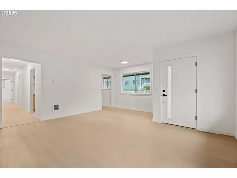Living - 635 NE Dallas St, Camas, WA 98607 photo 2 of 7