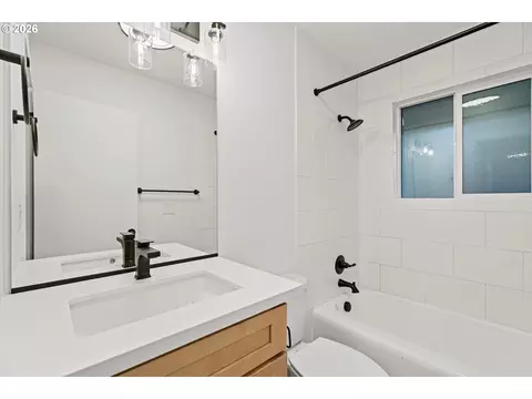 Bath - 635 NE Dallas St, Camas, WA 98607 photo 1 of 4