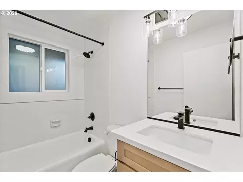 Bath - 635 NE Dallas St, Camas, WA 98607 photo 3 of 4