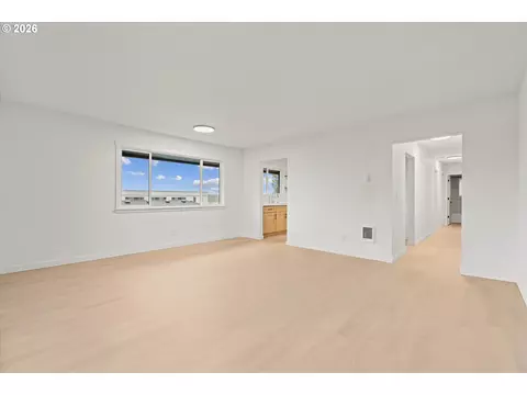 Living - 635 NE Dallas St, Camas, WA 98607 photo 7 of 7