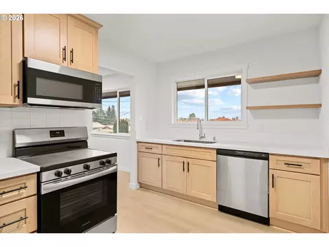 Kitchen - 635 NE Dallas St, Camas, WA 98607 photo 5 of 7