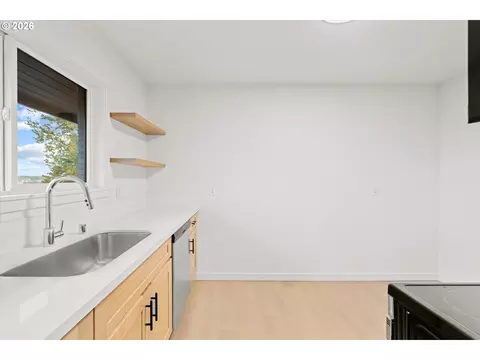 Kitchen - 635 NE Dallas St, Camas, WA 98607 photo 4 of 7