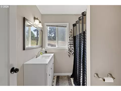 Bath - 11523 Summit Loop, Turner, OR 97392 photo 1 of 2