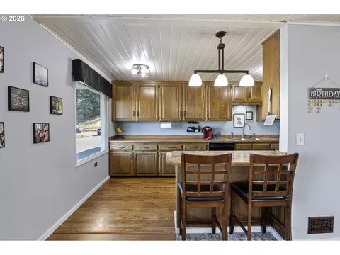 Kitchen - 11523 Summit Loop, Turner, OR 97392 photo 1 of 4