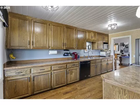 Kitchen - 11523 Summit Loop, Turner, OR 97392 photo 2 of 4