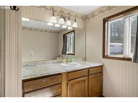 Bath - 11523 Summit Loop, Turner, OR 97392 photo 2 of 2