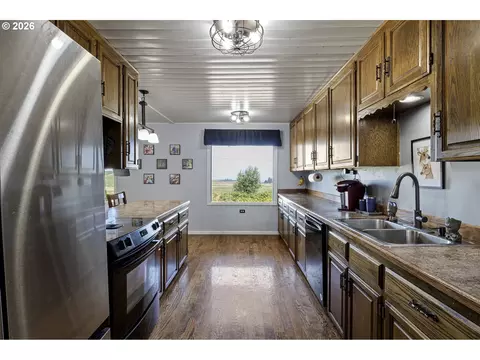 Kitchen - 11523 Summit Loop, Turner, OR 97392 photo 4 of 4