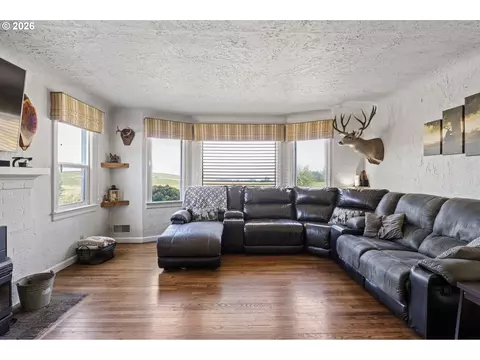 Living - 11523 Summit Loop, Turner, OR 97392 photo 2 of 3