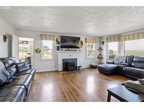 Living - 11523 Summit Loop, Turner, OR 97392 photo 1 of 3