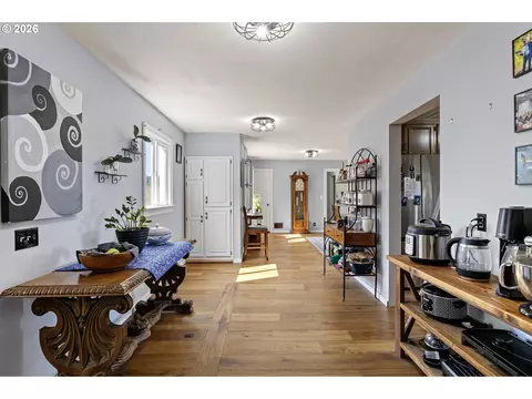 Entry Way - 11523 Summit Loop, Turner, OR 97392 photo 1 of 2
