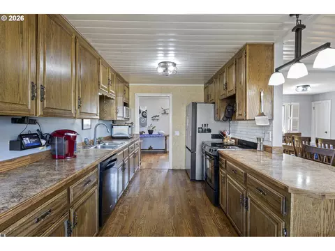 Kitchen - 11523 Summit Loop, Turner, OR 97392 photo 3 of 4