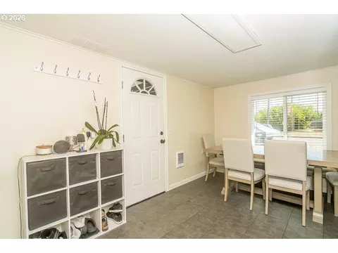 Entry Way - 1620 9th St, Springfield, OR 97477 photo 2 of 6