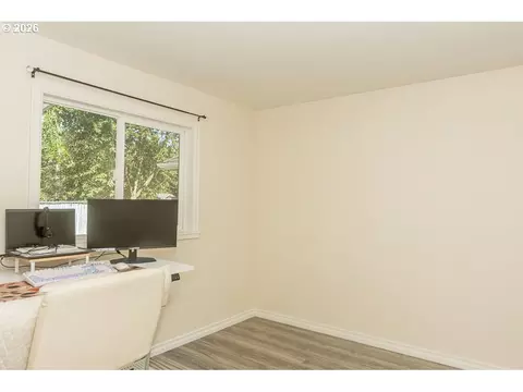 Bedroom - 1620 9th St, Springfield, OR 97477 photo 1 of 9