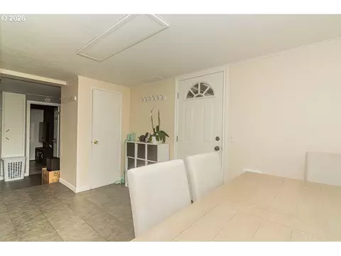 Entry Way - 1620 9th St, Springfield, OR 97477 photo 3 of 6