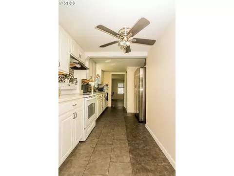 Entry Way - 1620 9th St, Springfield, OR 97477 photo 5 of 6
