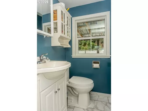 Bath - 1620 9th St, Springfield, OR 97477 photo 2 of 4