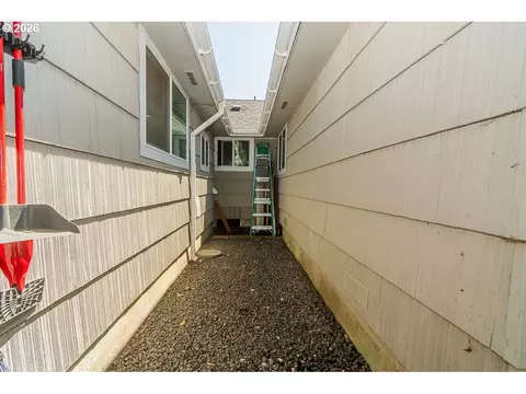 Exterior - 1620 9th St, Springfield, OR 97477 photo 2 of 6