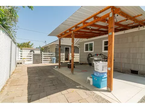 Exterior - 1620 9th St, Springfield, OR 97477 photo 3 of 6