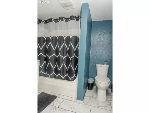 Bath - 1620 9th St, Springfield, OR 97477 photo 4 of 4