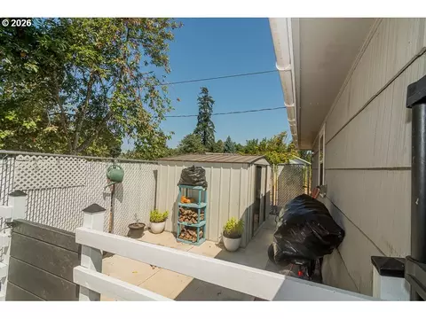 Exterior - 1620 9th St, Springfield, OR 97477 photo 5 of 6