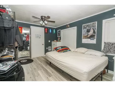 Bedroom - 1620 9th St, Springfield, OR 97477 photo 4 of 9