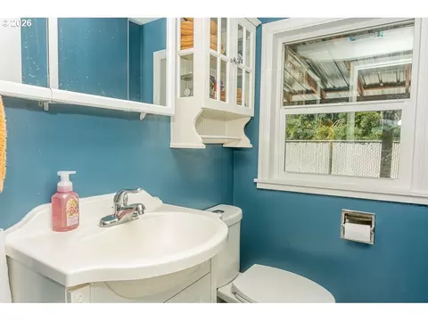 Bath - 1620 9th St, Springfield, OR 97477 photo 1 of 4